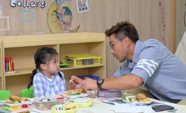 展鵬對豬比勁有愛同勁有耐性。