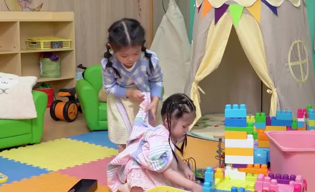 豬比識得唔勉強Sophia著外套，好叻女。