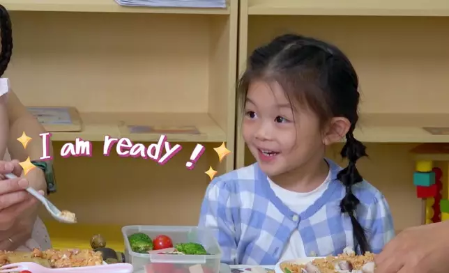 呢位小朋友真係好恨做家姐喎。