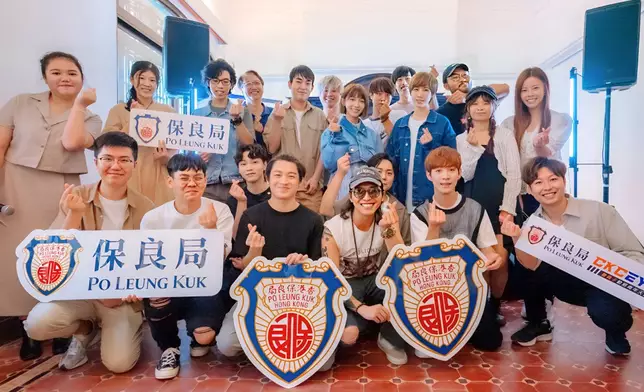 兩位歌手分別分享音樂路上經驗予年輕人。