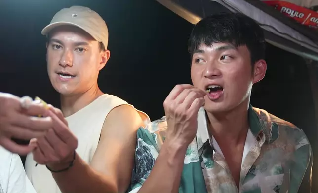 朱仔同嘉洛仔食得勁從容。