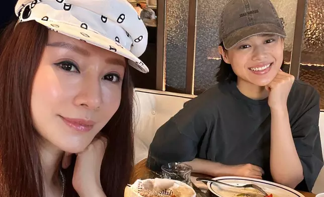 胡杏兒和朋友去到尖沙咀一間餐廳共聚。