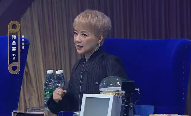 陳慧嫻邊聽邊un，好enjoy個表演。