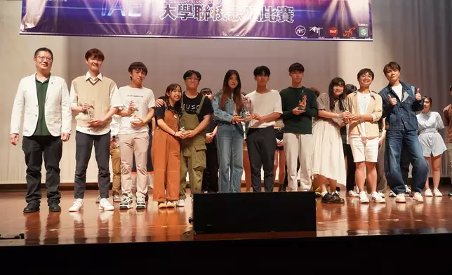 與一眾得獎者合照。