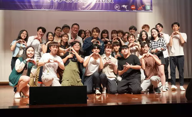 與參賽者大合照。