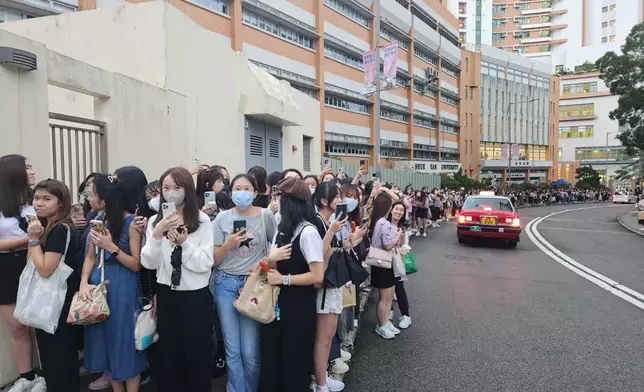 比賽結束後，過三百歌迷及同學於校門外守候軒仔。