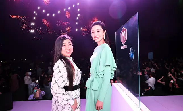 拿督梁詩麗及李嘉欣盛裝出度晚會。