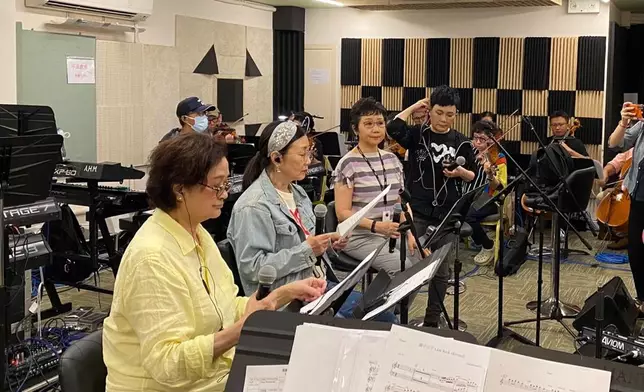 四人齊齊為「情牽煇黃經典演唱會」綵排。