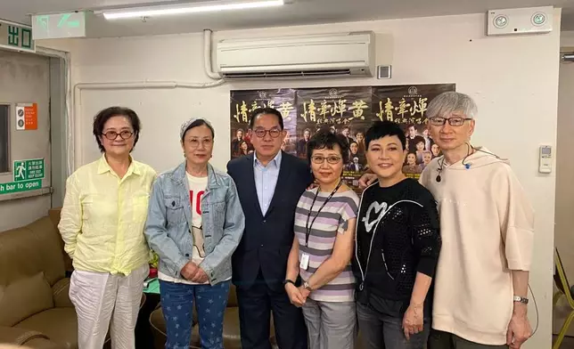 徐日勤（右一）為音樂總監。