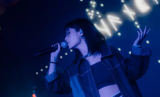 以獨立唱作人的身份出歌。