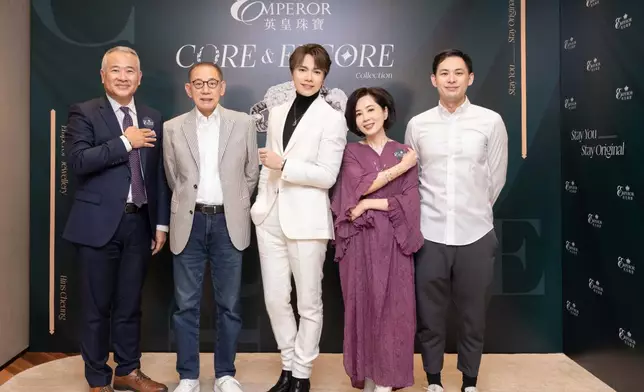 英皇集團主席楊受成博士、英皇集團副主席楊政龍先生、英皇鐘錶珠寶主席楊諾思小姐、英皇鐘錶珠寶行政總裁吳冠強先生與張敬軒在熱賣戒指前合影留念。