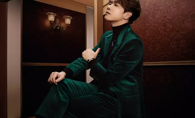 張敬軒近日與英皇珠寶合作呈獻CORE &amp; ENCORE全新珠寶系列廣告。