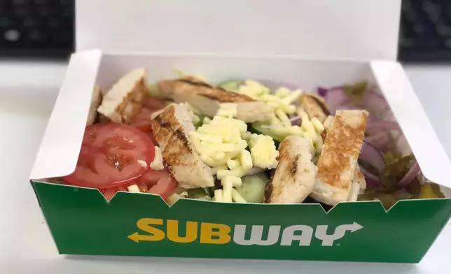 「加錢走包」將原本的烤雞三文治，變成烤雞沙律。（ FB圖片）