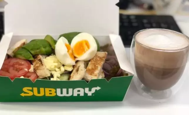 樓主又會自行加如糖心蛋、牛油果等材料，令沙律更豐富吸引。（ FB圖片）