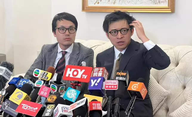 林作在律師陪同下會見記者。巴士的報記者攝