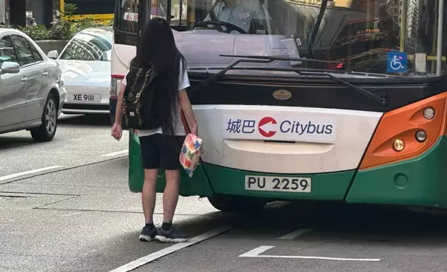 有網民錯重點，指其實不是「長髮女子」而是「長髮男子」。（FB圖片）