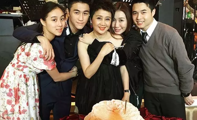 賭王和四太除了育有猷亨、猷君及超盈、超欣四位子女外，仍有長子「何猷邦」，但從未公開露面，賭王離世後，四太曾發表聲明，指為了保護猷邦的隱私而從未對外公布他的存在。