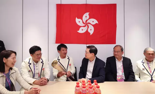 行政長官李家超下午到訪亞運選手村。李家超FB圖片