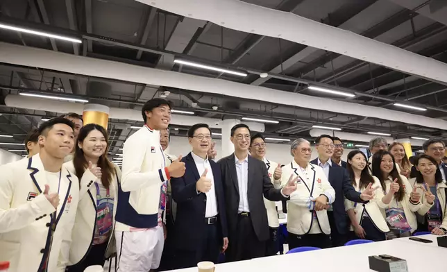 行政長官李家超下午到訪亞運選手村，為港隊運動員打氣。李家超FB圖片