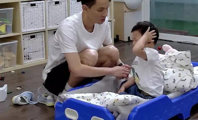 Alex氹仔仔瞓覺畫面勁有愛，就算阿仔期間撞親頭仔，Jinny都係對溫柔嘅老公讚不絕口。