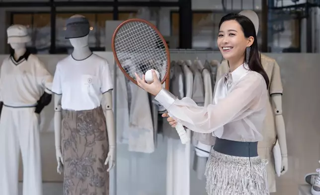 陳法拉到米蘭出席時裝活動，率先欣賞新一季的服裝。