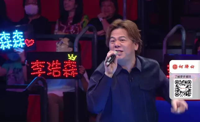 伍仲衡企起身示範點樣曳啲。