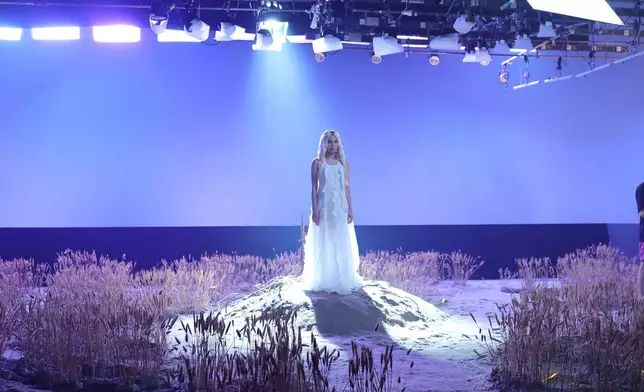 《後人類的美麗與哀愁》MV採用一鏡到底的拍攝方法。