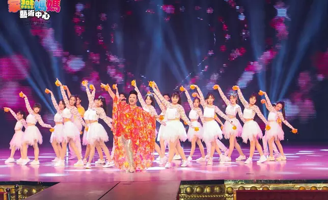 家燕姐早前在一年一度嘅《家燕媽媽藝術中心暑期繽紛大匯演2023》與學員演出中文版《FLOWER》。