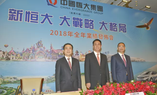 前財務長潘大榮(左)、主席許家印(中)及前總裁夏海鈞(右)(圖片來源:星島日報)