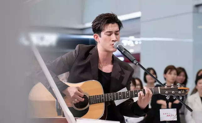 在快閃慢奏會中，李治廷首次演繹主題曲《How Are You》。