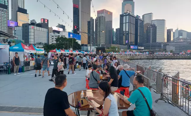 立法會批發及零售界議員邵家輝說，現時隨著旅客逐步返回本港，一些旅遊旺區亦人頭湧湧，希望本港舉辦更多活動，並改善承載力 （資料圖片）