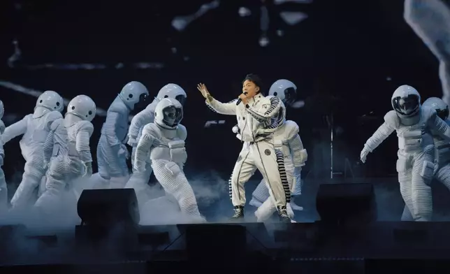 陳奕迅用了一個多月， 巡演北美，創下首個華人歌手於北美Arena開六場演唱會的紀錄。