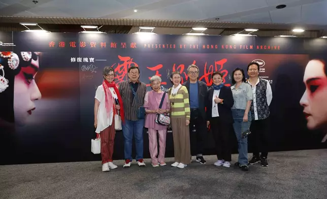 一眾圈中人到場先睹為快。