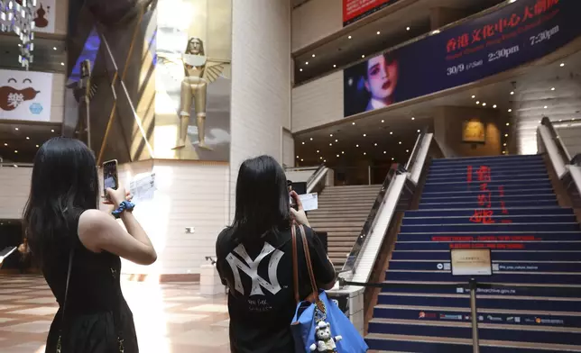 香港電影資料館在文化中心內掛上兩幅巨型banner。