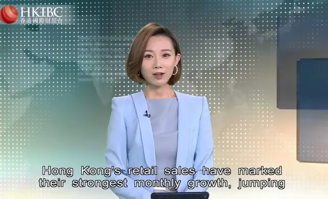 以流利英語報導新聞。