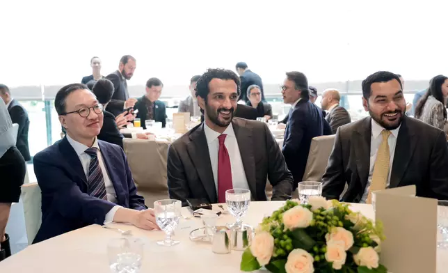 林定國（左）獲阿聯酋經濟部長Abdulla Bin Touq Al Marri（中）邀請，代表特區政府出席午宴。 林定國Facebook圖片