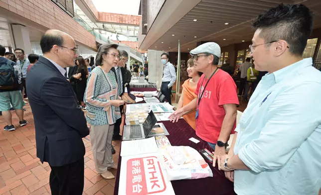 左二為公務員事務局局長楊何蓓茵。政府新聞處圖片
