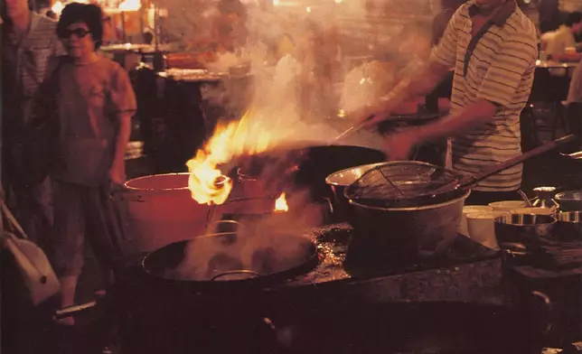 香港是美食之都，為旅客帶來環球美食和獨具特色的中式佳餚。在避風塘舢舨或海上食府用膳，光顧大牌檔和中式餐館，或一嚐蛇羹等風味菜餚，是不少旅客來港不容錯過的行程。政府新聞處圖片