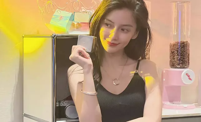 Angelababy已前往巴黎出席時裝周。