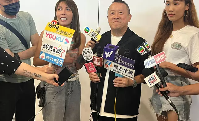 接受傳媒採訪。（本網記者攝）