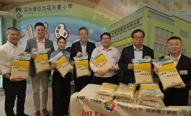 「賀國慶迎中秋--福米顯關懷」活動，為深水埗區基層家庭或長者活及送上福米。