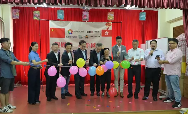 石硤尾邨社區主任陳國偉（右二）表示，活動將派發約2000包福米。