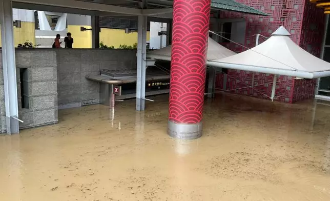 港鐵黃大仙站 B3 出口位置嚴重水浸。巴士的報記者攝