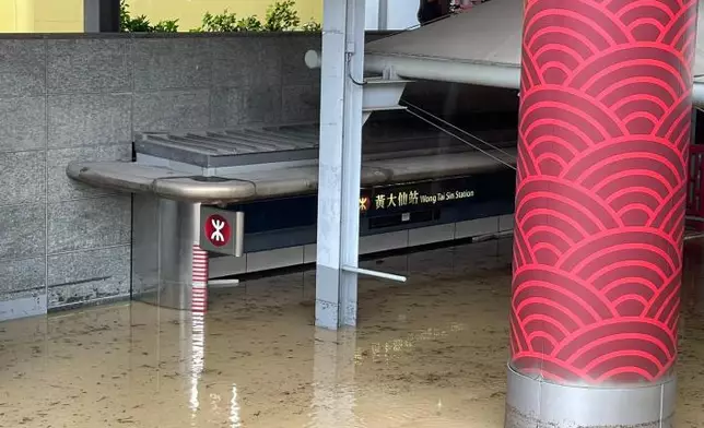 港鐵黃大仙站 B3 出口位置嚴重水浸。巴士的報記者攝