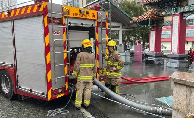 消防出動泵水車，在黃大仙站水浸處將水泵走。巴士的報記者攝