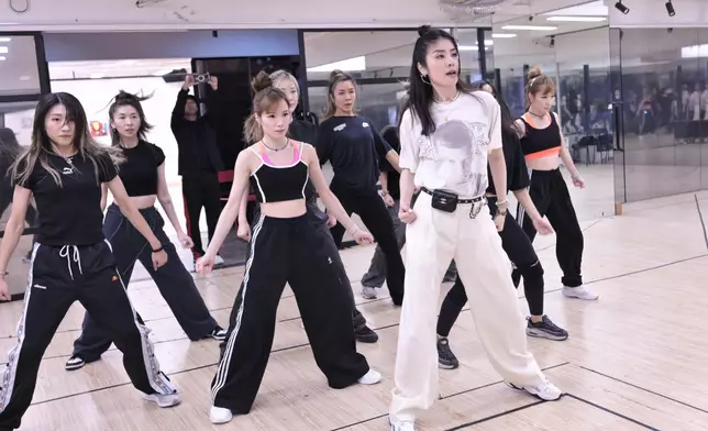 13日牛一，正忙於澳門演唱會的她，暫時放低家人，選擇排舞室與一班dancers渡過。