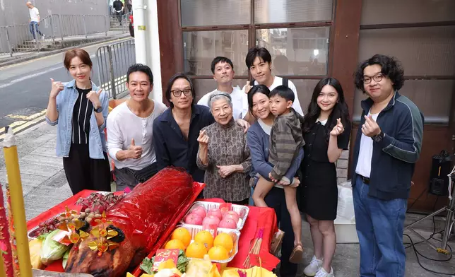 彭發導演、羅蘭姐、張兆輝、王敏奕、肥腸與眾演員為新戲 《再生人》主持開鏡拜神儀式。