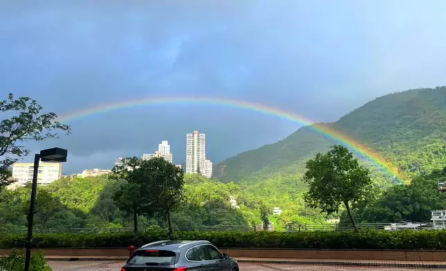 有網民亦分享拍攝到「低位彩虹」。（FB圖片）