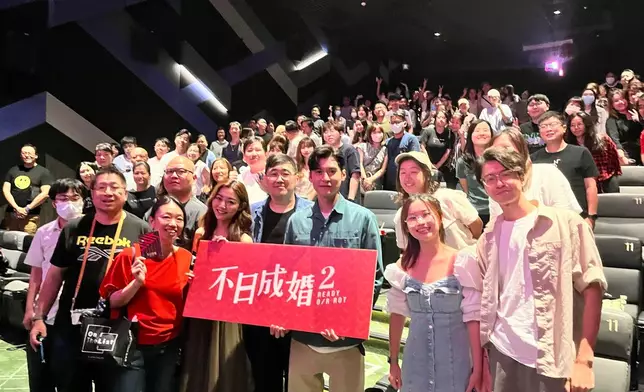 電影《不日成婚2》導演陳茂賢、陳家樂、衛詩雅於銅鑼灣區戲院舉行謝票場，全場爆滿。
