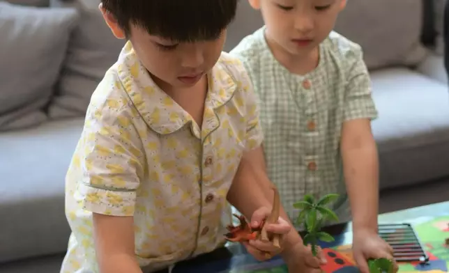 鄭承悅（Rafael）、鄭承亮（Yannick）在大屋多了空間玩樂。